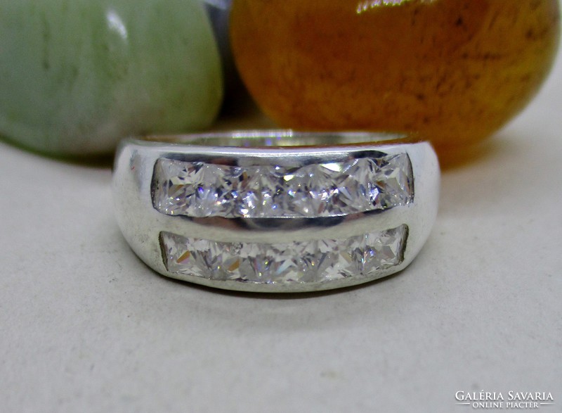 Gyönyörű ezüst gyűrű fehér církóniákkal