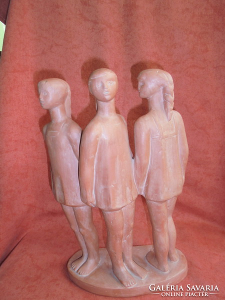 Gömbös László szignált terrakotta szobor: Éneklő gyerekek