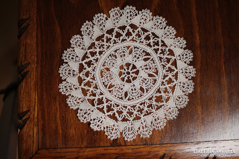 Beaten lace/klöpli tablecloth, special, demanding needlework. Fine detailed workmanship.