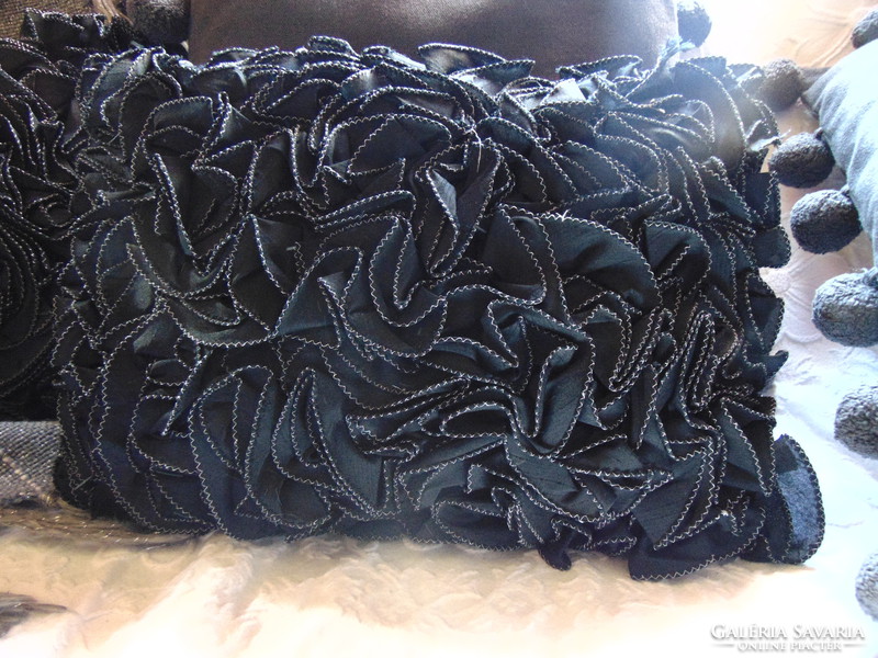 2 ruffled black decorative pillows