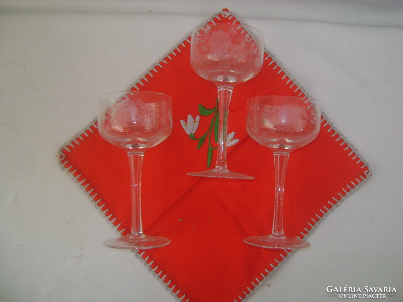 Öt darab talpas pohár csiszolt rózsa mintával
