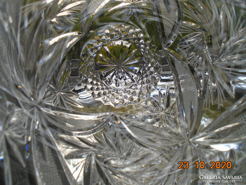 Gazdag gyémántcsiszolt elemekkel ,rozetta és virág mintákkal, ólomkristály  váza