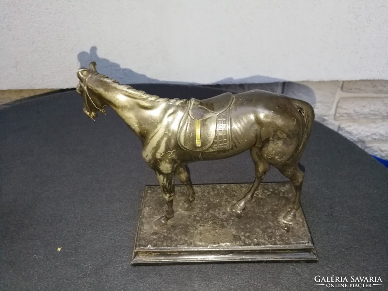 Ló szobor, verseny ló, valószínűleg ónból, szignált. Felnyergelt lovacska Szecessziós korból 