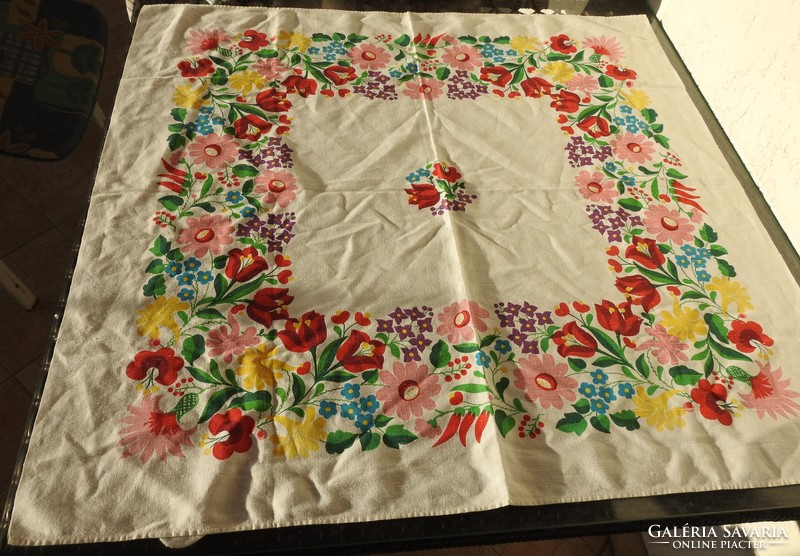 Machine-painted tablecloth with Kalocsa pattern