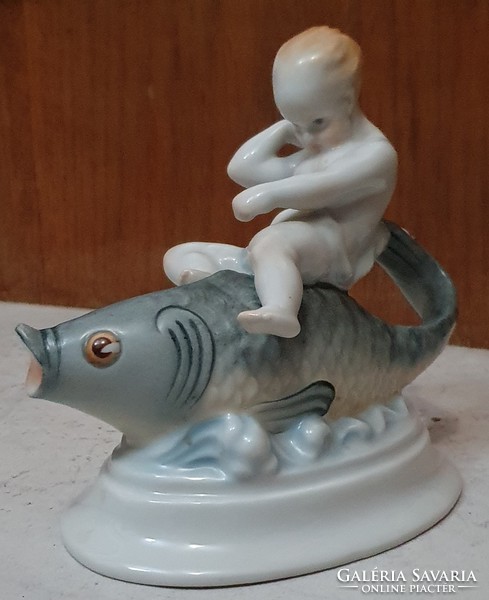 Herendi figura: halon ülő kisfiú