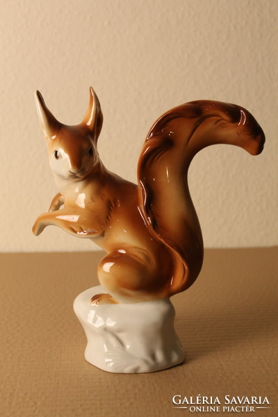 Royal Dux porcelán mókus szobor, nagyméretű