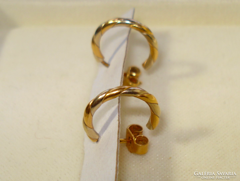 Sárga és fehér arany, C alakú fülbevaló pár (18K)