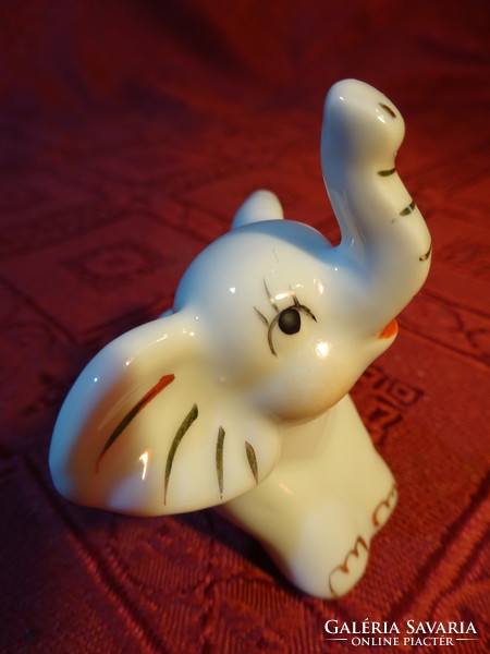 Német porcelán, ülő kis elefánt, magassága 5,3 cm. Vanneki!