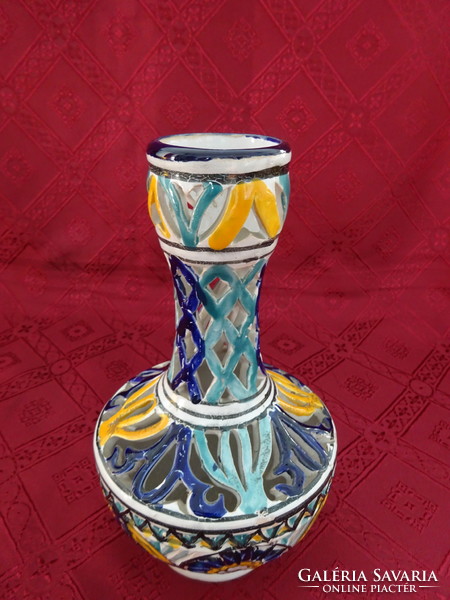 Porcelán váza, kézi festésű, áttört mintás, magassága 21 cm. Vanneki!
