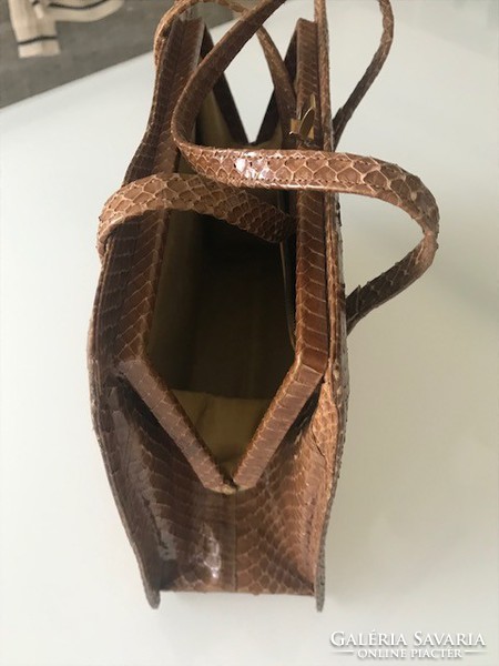 Kígyóbőr női táska újszerű állapotban,  28 x 20 cm