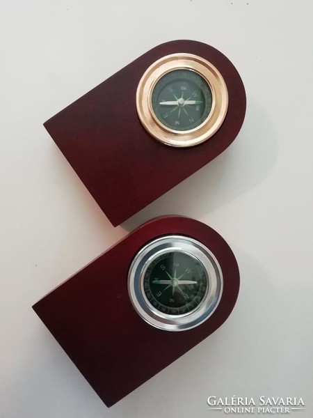 Mahogany wooden compass, leaf weight in gold / silver color