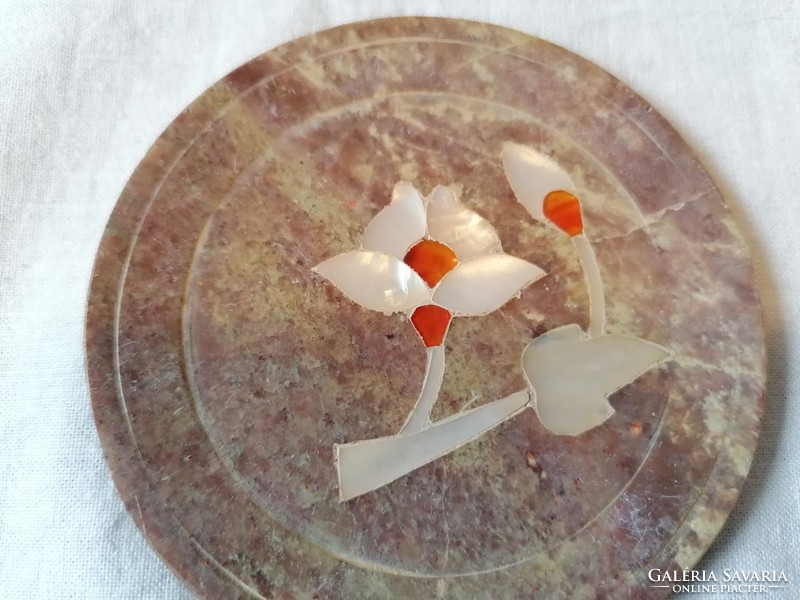 Márványos poháralátét kagylóhéj mintájú virággal díszítve