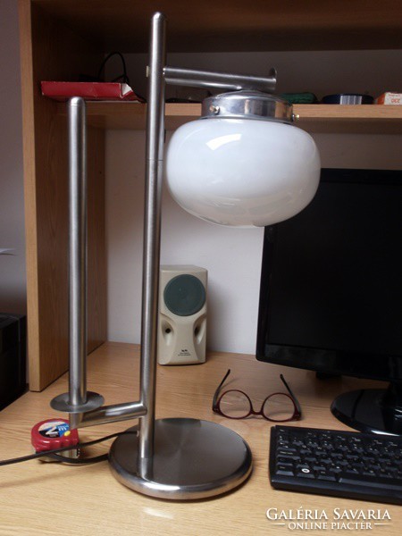S20-82 Modern asztali lámpa