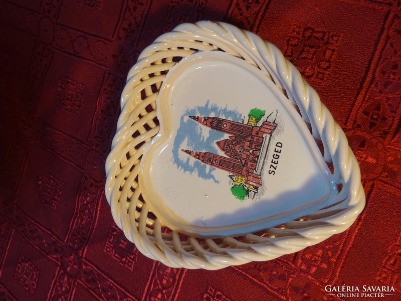 Bodrogkeresztúri porcelán, fonott szélű asztalközép, szív alakú, Szeged felirattal. Vanneki!
