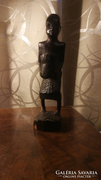Afrikai szobor :Terhet cipelő nő.Mérete:17 cm magas.