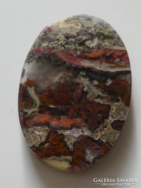 Természetes Kalcedon variáns Mohaachát, ovális formára csiszolt ásvány gyűjteménybe vagy kabosonnak.