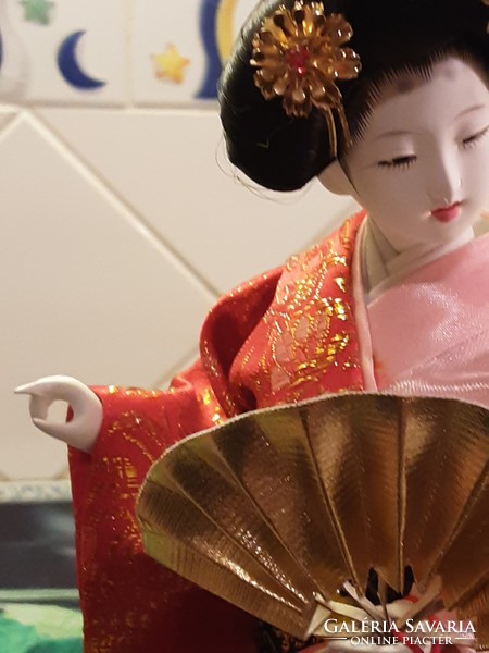 Japán gésa porcelán baba - igényes, finom kidolgozás