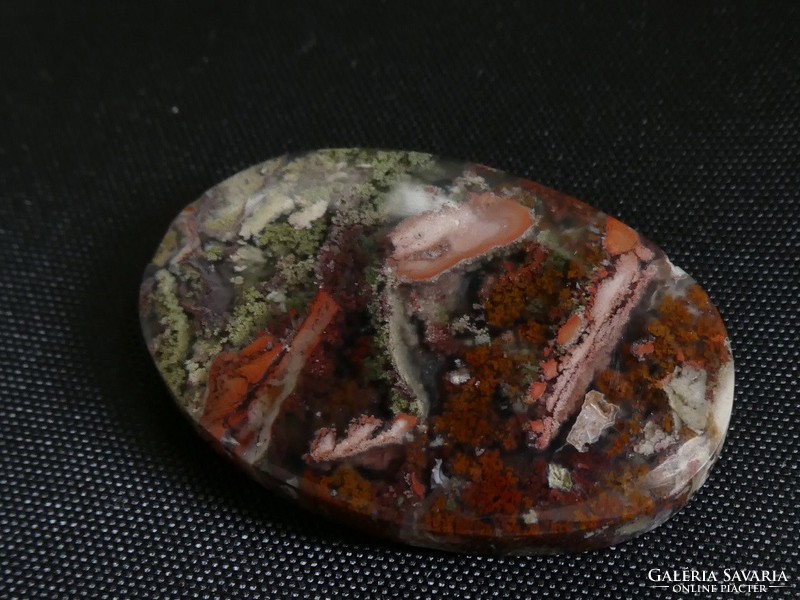 Természetes Kalcedon variáns Mohaachát, ovális formára csiszolt ásvány gyűjteménybe vagy kabosonnak.