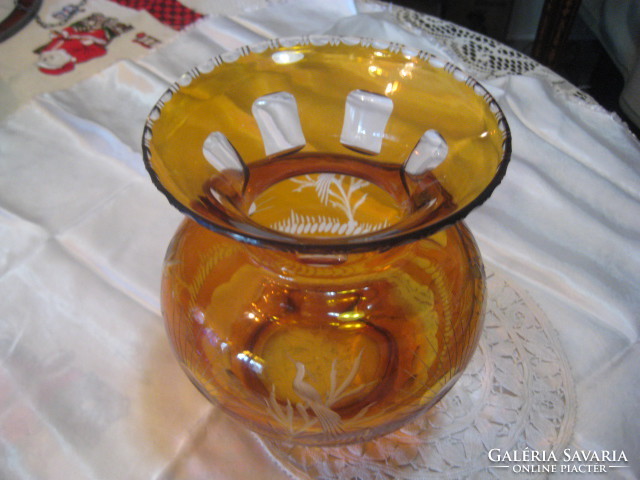 Polished honey-yellow glass vase, very imposing, flawless piece. 16 X 17.5 cm high