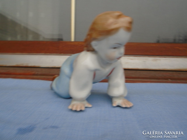 Zsolnay porcelán mászó gyermek pajzs pecsétes 