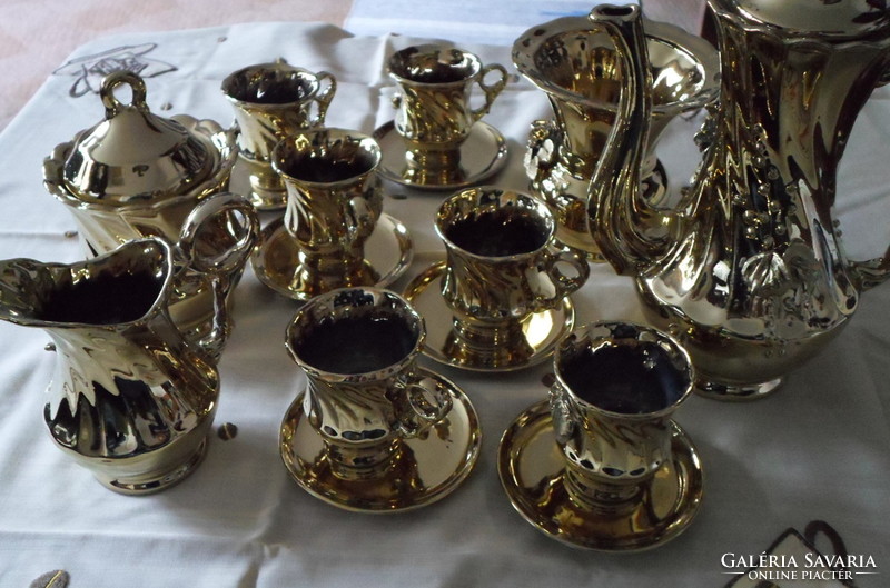 Retro román porcelán kávéskészlet: aranyszínű csészék alátéttel, kiöntő, kávéskanna, váza