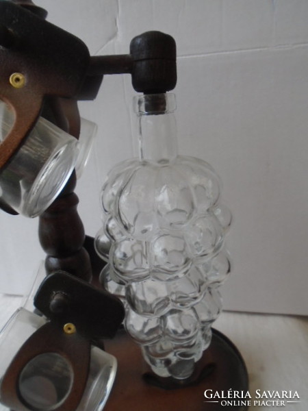 Ritka iparművész által készített bőrből készült szőlőfürt mintás borosüveg cca 1 literes 