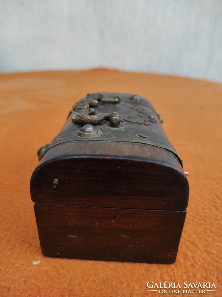 Gyönyörű réz veretes díszes làdika fadoboz ékszerész kulccsal zárható különleges 1800as évek