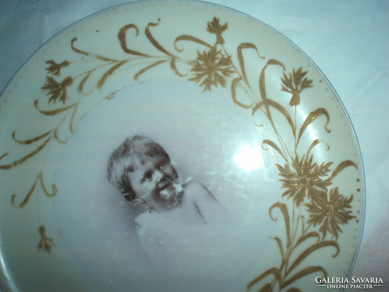 Antik vastag falú gyerekportrés porcelán falitányér