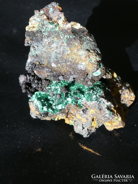 Természetes "elsődleges" Malachit kristályok a Limonit üregben. Ásványkülönlegesség. 124 gramm