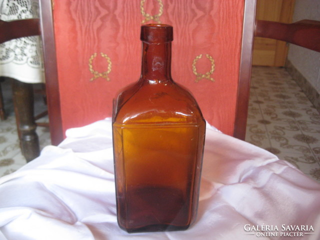 Régi , barna színű , likőrös üveg  8 x 8 x 21 cm  az 1940 es  évekből
