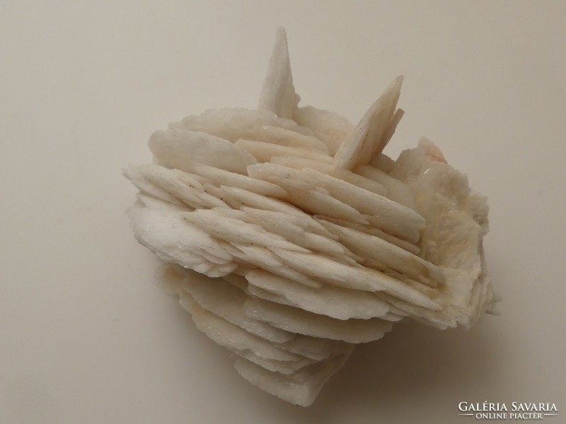 Természetes, fehér Barit kristálycsoport. Gyűjteményi ásvány darab klasszikus lelőhelyről. 57 gramm.