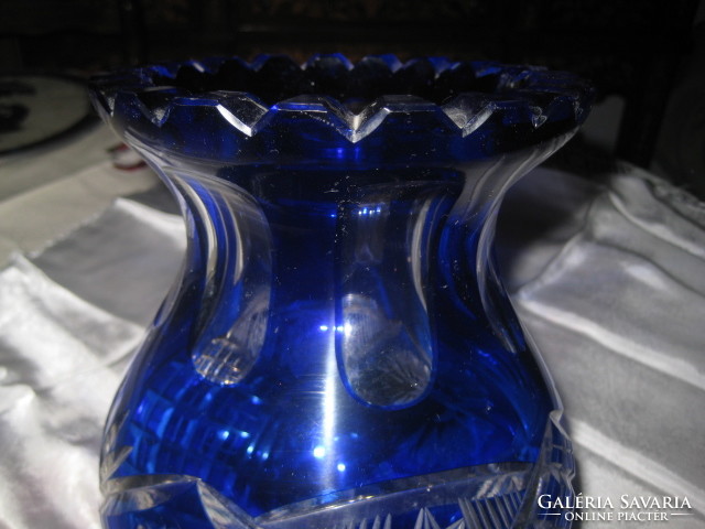 Csiszolt kék  súlyos , kristályváza   16 x 22 cm  , nagyon mutatós  darab
