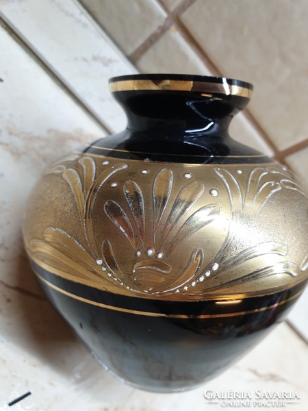 Gyönyörű fekete, aranyszegélyes, mintás  váza eladó!