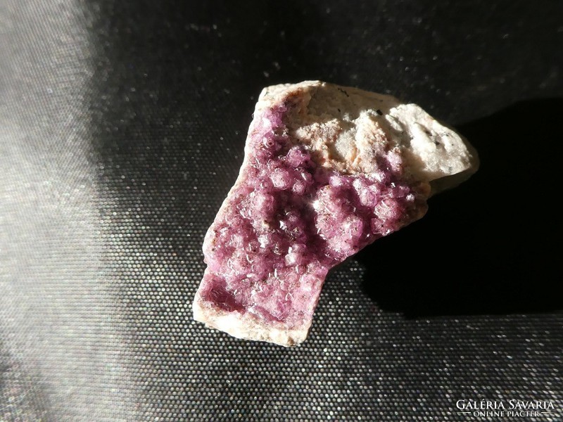 Természetes, nyers Kobalt tartalmú Kalcit ásvány rózsaszín kristályokkal. Gyűjteményi darab. 29gramm