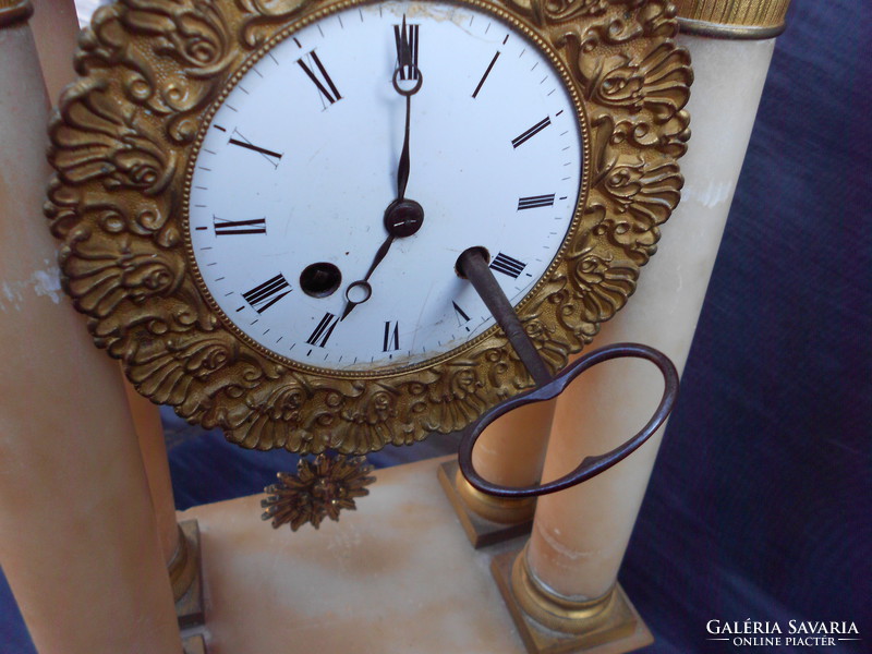 1870-es évekből.Hatalmas, alabástrom, oszlopos,felesütős, porcelán számlapos kandalló óra. Hibátlan.