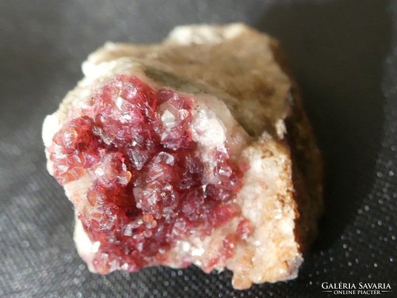 Természetes, ritka Rozelit ásvány. Fenn-nőtt kristályok az anyakőzeten. Gyűjteményi darab. 17 gramm