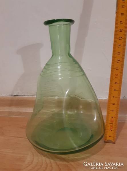 Formába fújt likőrös üveg palack