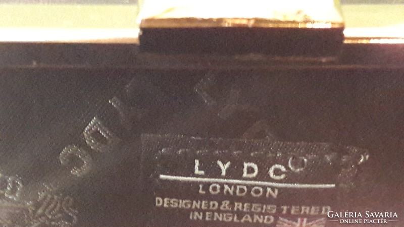 LYDS táska nagy bross díszítéssel