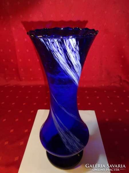 Kék üvegváza, német fehér mintával, magassága 29 cm. Vanneki! Jókai.