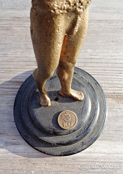23,5 cm magas bronz szobor talapzaton, lent jelzett