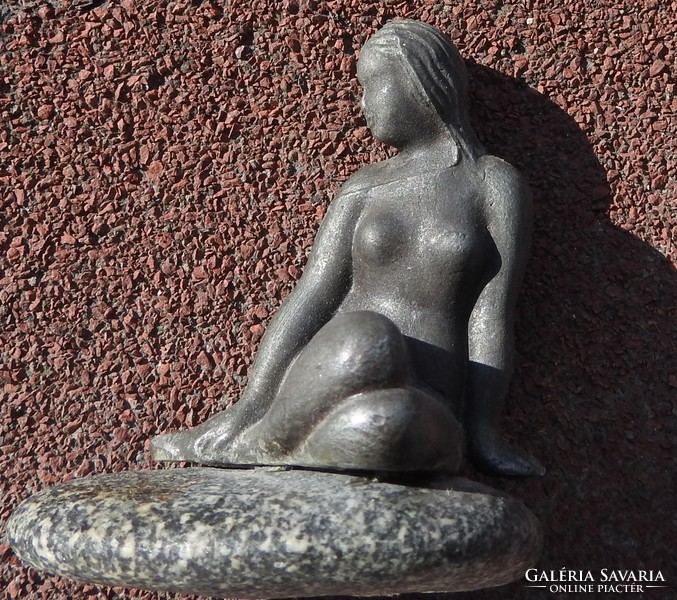 Meztelen nő kövön - akt szobor