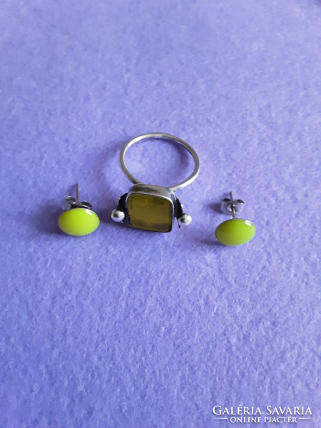Modern, kézműves  neon zöld zománcos ezüst gyűrű ajándék fülbevalóval!