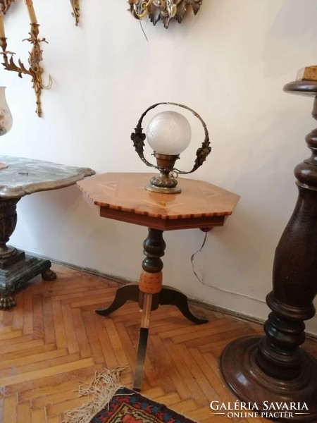 Modern stílusú  kis fa  asztal. Intarzia faberakással.