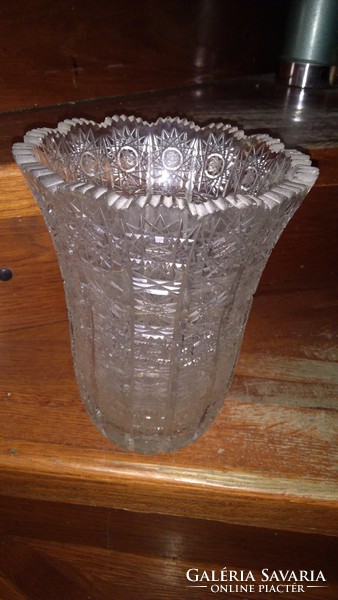 Ólomkristály váza, 20 cm-es magasságú, gyűjtőknek kiváló.