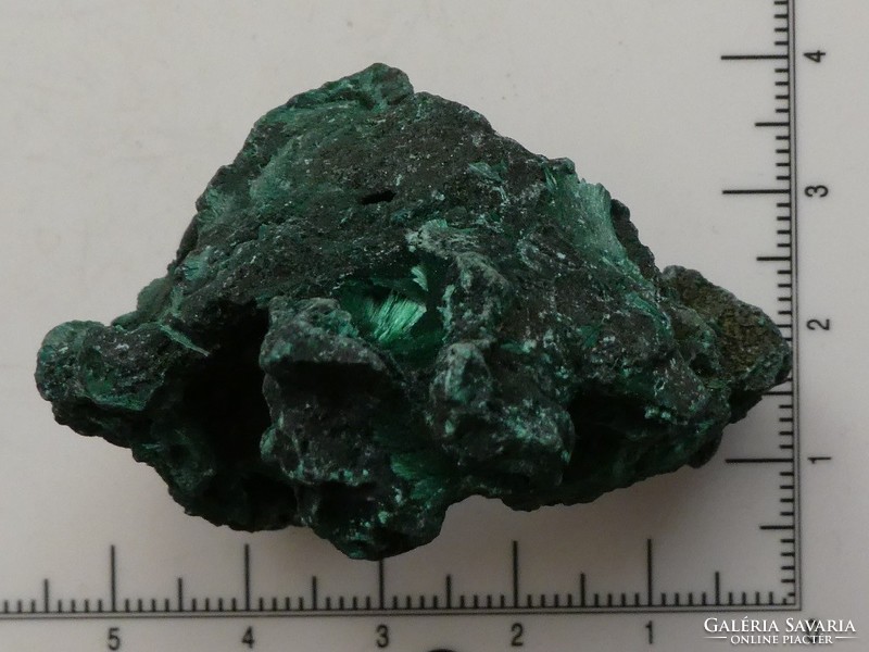 Természetes Malachit darab, fényes tűs kristályokkal. 48 gramm. Gyűjteményi ásvány.