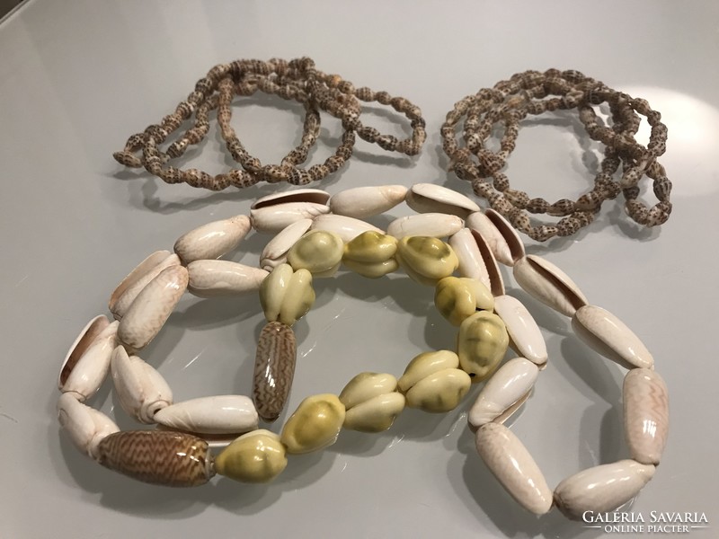 Tengeri kagylókból fűzött nyakláncok, 76 cm hosszúak