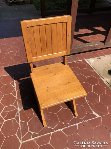 Lakkozott fa szék