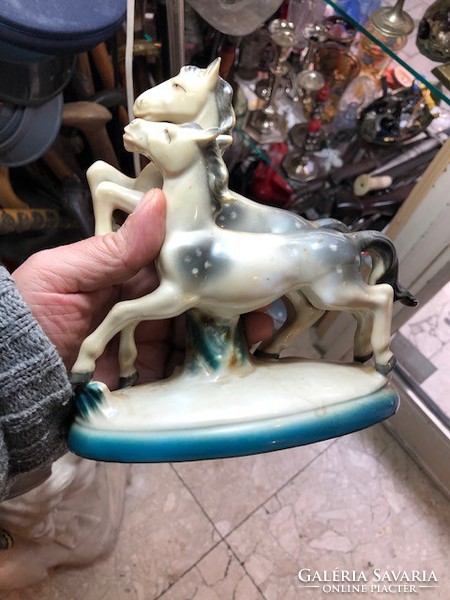 Porcelán lovak szobor, 17 cm-es nagyságú, hibátlan állapotban.