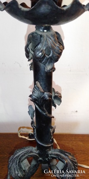 Antik kovácsoltvas 63 cm magas indás, leveles , virágos asztali állólámpa