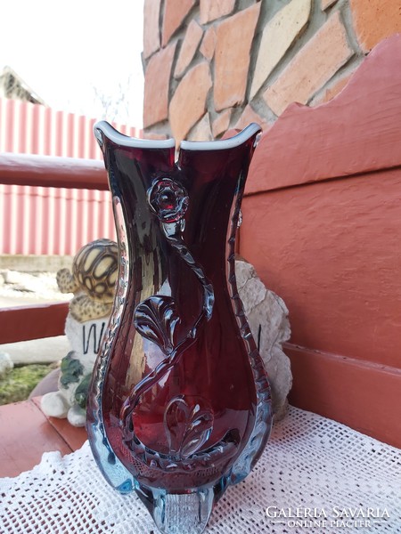 Gyönyörű bordó régi üveg szakított váza , Gyűjtői szépség nosztalgia falusi dekoráció  1